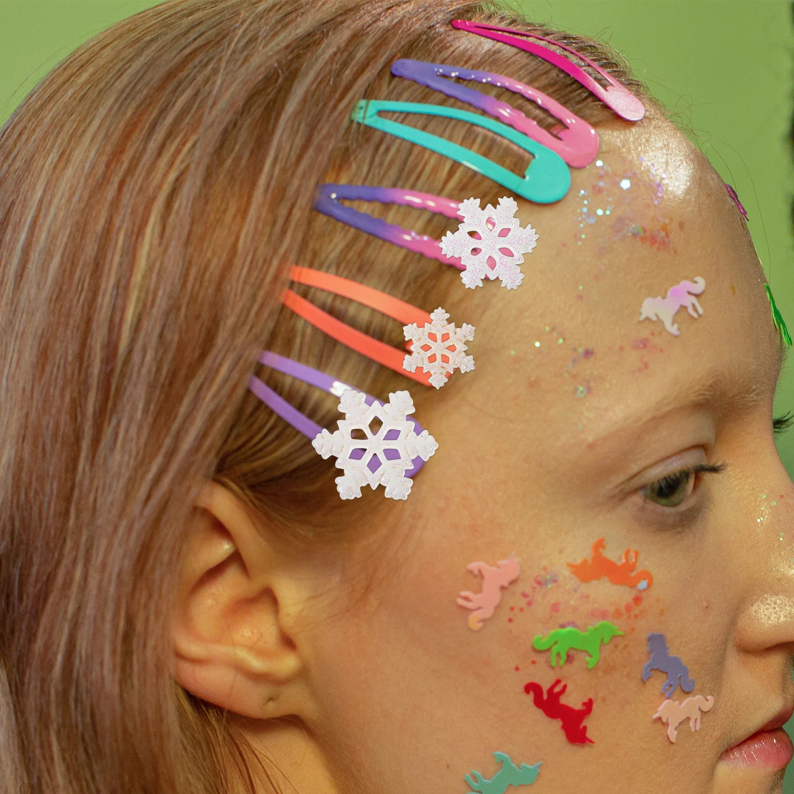 จี้รูปเกล็ดหิมะ 60 ชิ้น อุปกรณ์ตกแต่งพลาสติก DIY เกล็ดหิมะขนาดเล็กสำหรับเคสมือถือ เครื่องประดับ งานฝีมือ และของตกแต่ง