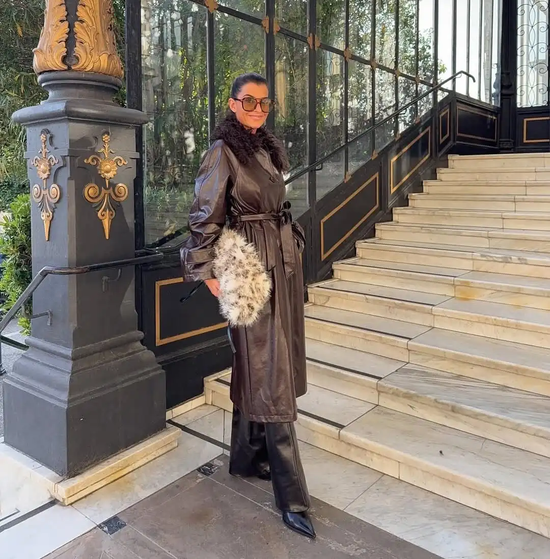 Giacca da donna in pelle patchwork con collo in pelliccia casual Moda manica lunga con lacci Cappotto lungo ampio 2025 Lady High Street Chic Outwear