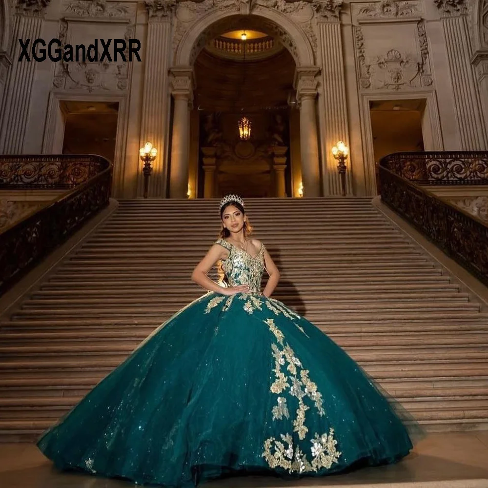 فستان Quinceanera أخضر داكن لامع ، ثوب حفلة أميرة ، زينة ذهبية ، ترتر ، حلو 16 ، عيد ميلاد ، XV ، 2022