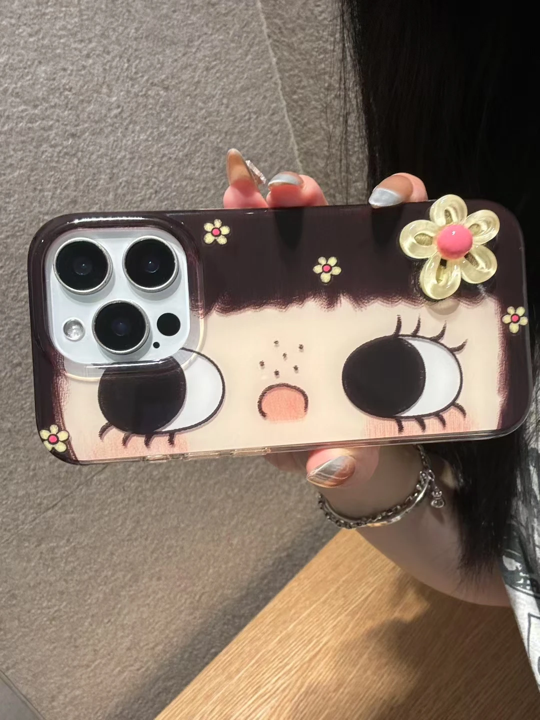 

Мультяшный INS Big Eyes Comic Girl с 3D цветочной заколкой для волос, милый чехол для телефона для iPhone 17, 16, 15, 14, 11, 12, 13 Pro Max Plus, задняя крышка