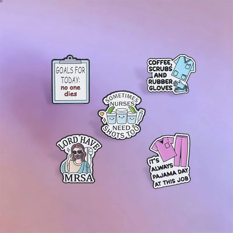 Medizinische Humor-Emaille-Anstecknadeln: Zitat für Krankenschwestern, Broschen, rosa-blaue OP-Hemd-Abzeichen, Jesus Lord Have MRSA Schmuck, Geschenk für Freunde – Detail 2