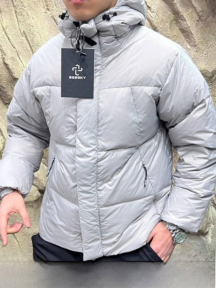 

Мужская зимняя куртка с капюшоном, утепленная пухом (25 г, 90% пуха), с высокой теплоизоляцией, ветрозащитная, водонепроницаемая, из утолщенного нейлонового волокна, на молнии.