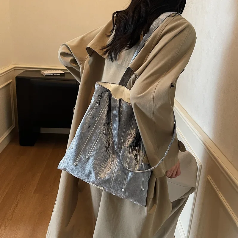 

Pearl Women's Large Capacity Crossbody Bag Versatile Hand-held Bucket Bag Trendy Single Shoulder Bag for All Seasons