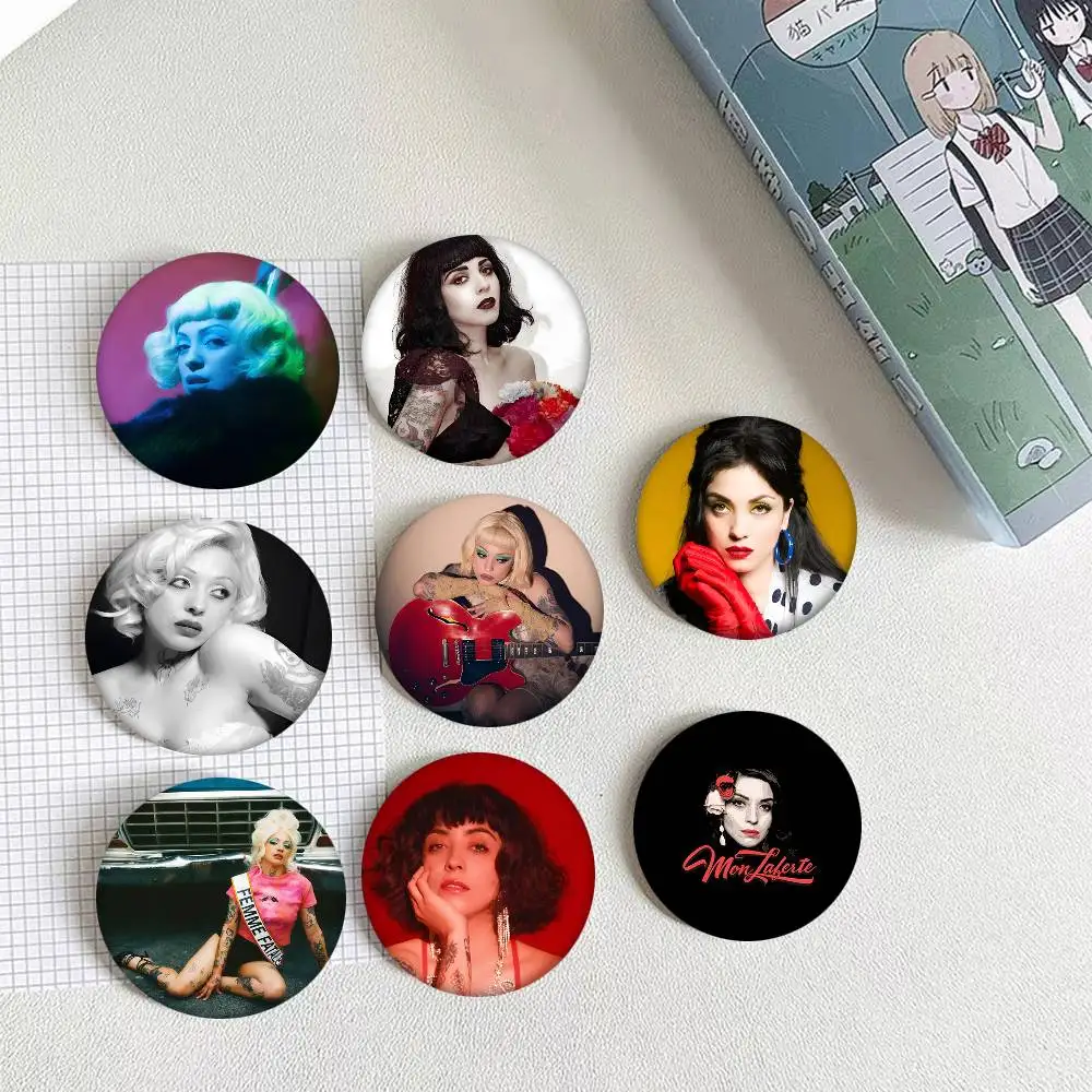 Populärer Sänger M-Mon Laferte Rundes Abzeichen Kreative Brosche Kleidung Rucksack Accessoires Anstecknadel