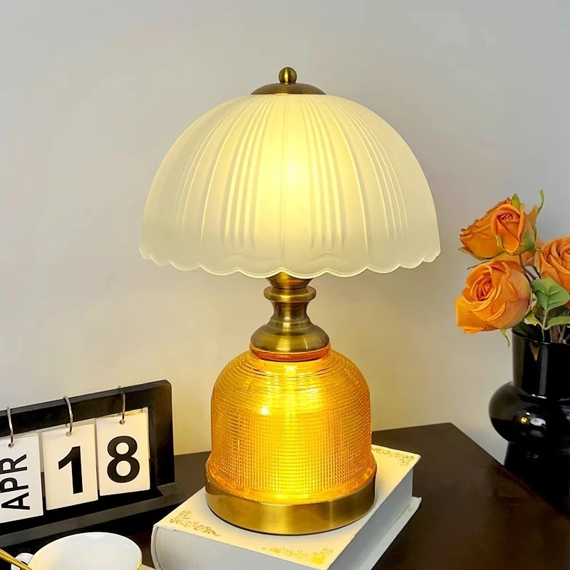 

European desk lamp light luxury modern creative high-end bedroom bedside lamp American retro warm home living room decoration