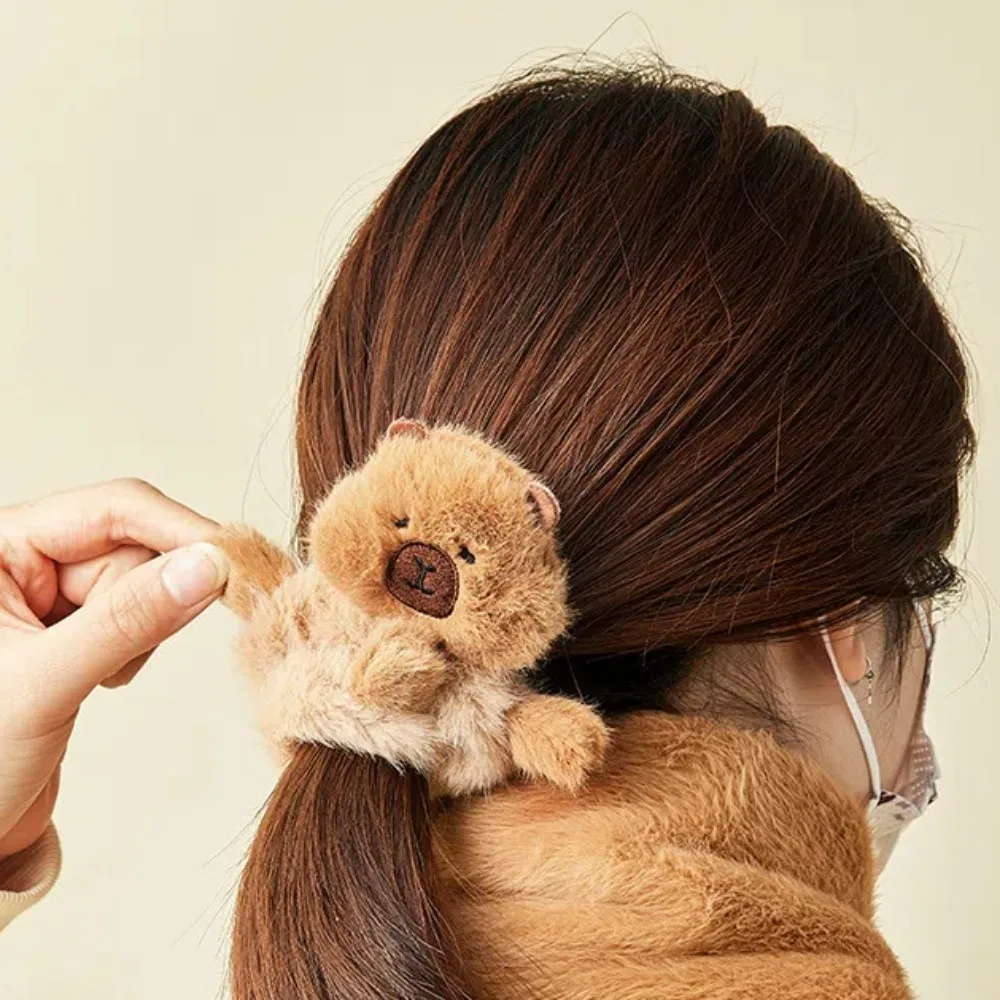 大きなぬいぐるみカピバラ、サメクリップ、亀柄のチェック柄リボン、カピバラヘアロープ、曲がった頭の柔らかいヘアゴム