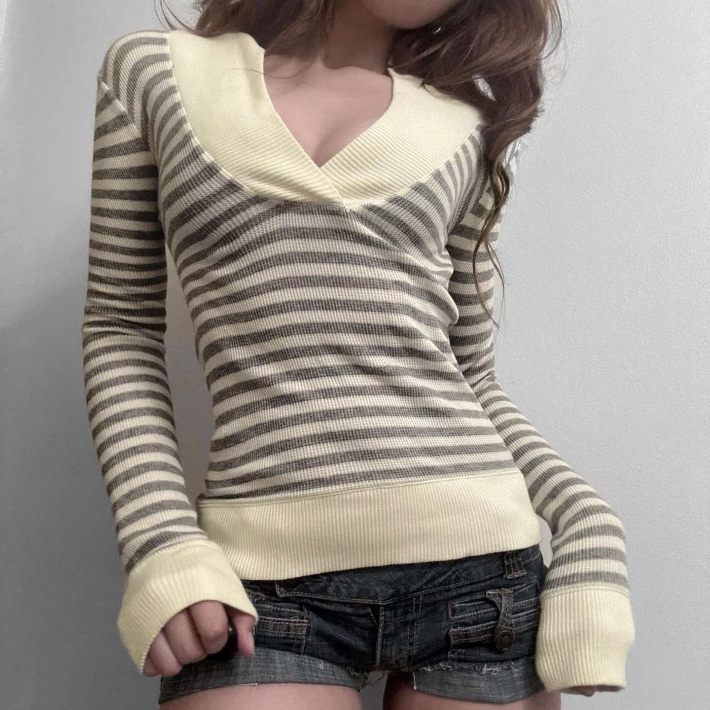 Y2K Gestreiftes T-Shirt mit V-Ausschnitt, kontrastierend, süß, frisch, schmal geschnitten, langärmlig, schlankmachendes Oberteil für Damen