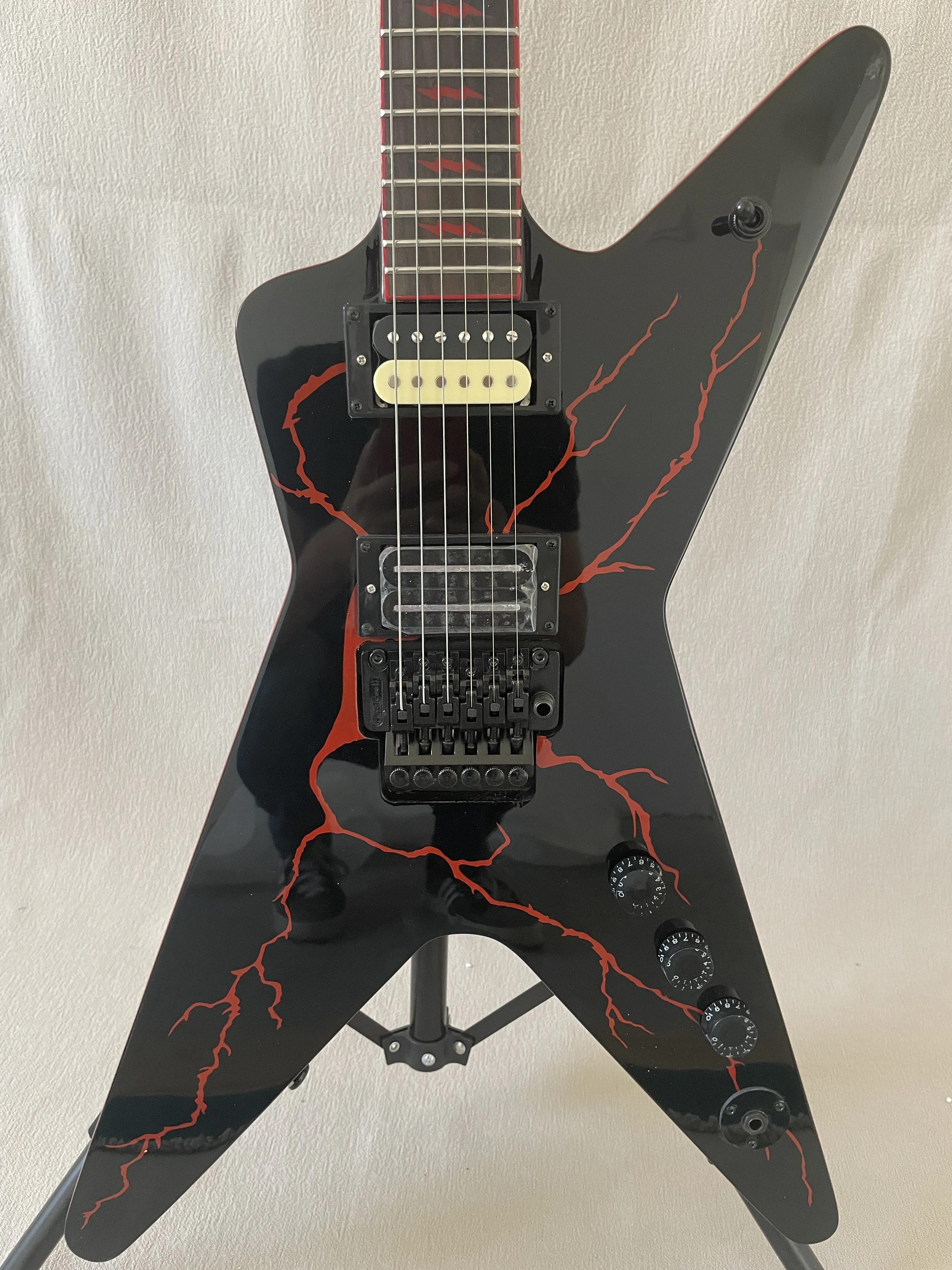 Custom Washburn Dimebag Darrell  Signature Model  Electric Guitar  Black Panel Red Lightning