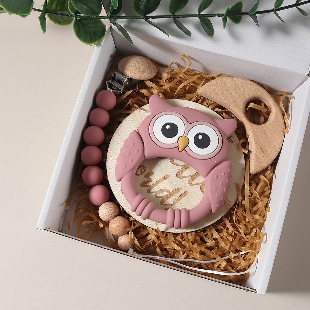 

2025 детский подарочный набор, силиконовая игрушка для прорезывания зубов, сова, успокаивающая игрушка-погремушка, зажим для манекена, тренажерный зал, игра, подарочная коробка с эффектом памяти, веха