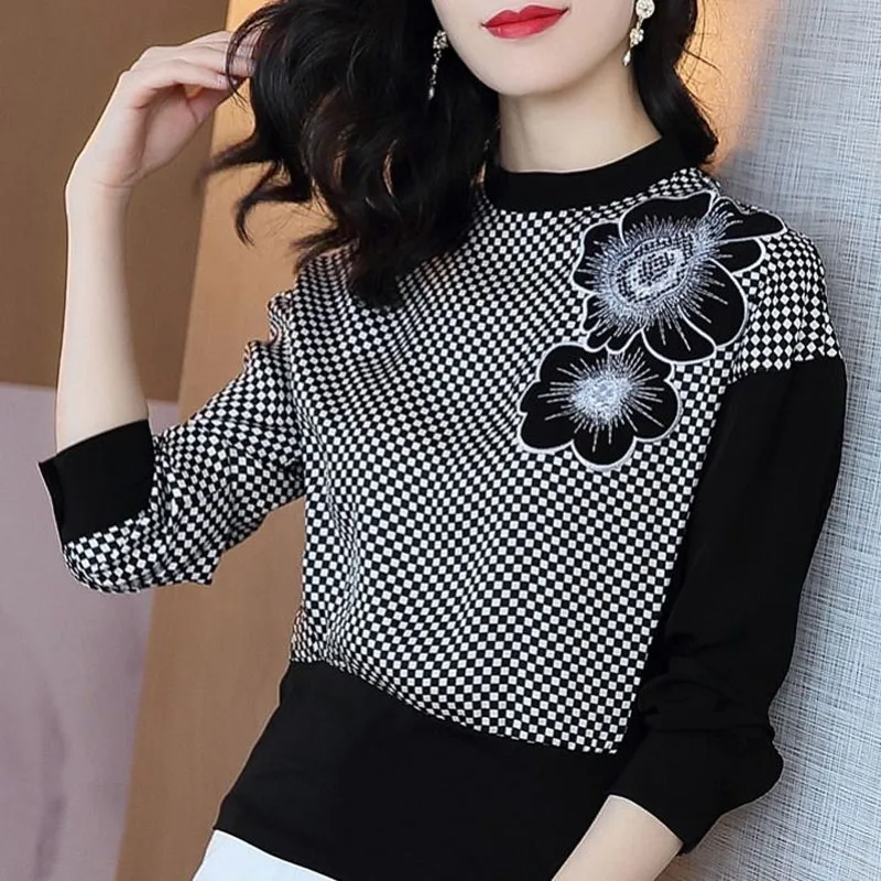 

Stylish Versatile Chessboard Printing Three-dimensional Flower Pasting Cloth O-Neck T-Shirts Long Sleeve Basic Pure Cotton Top