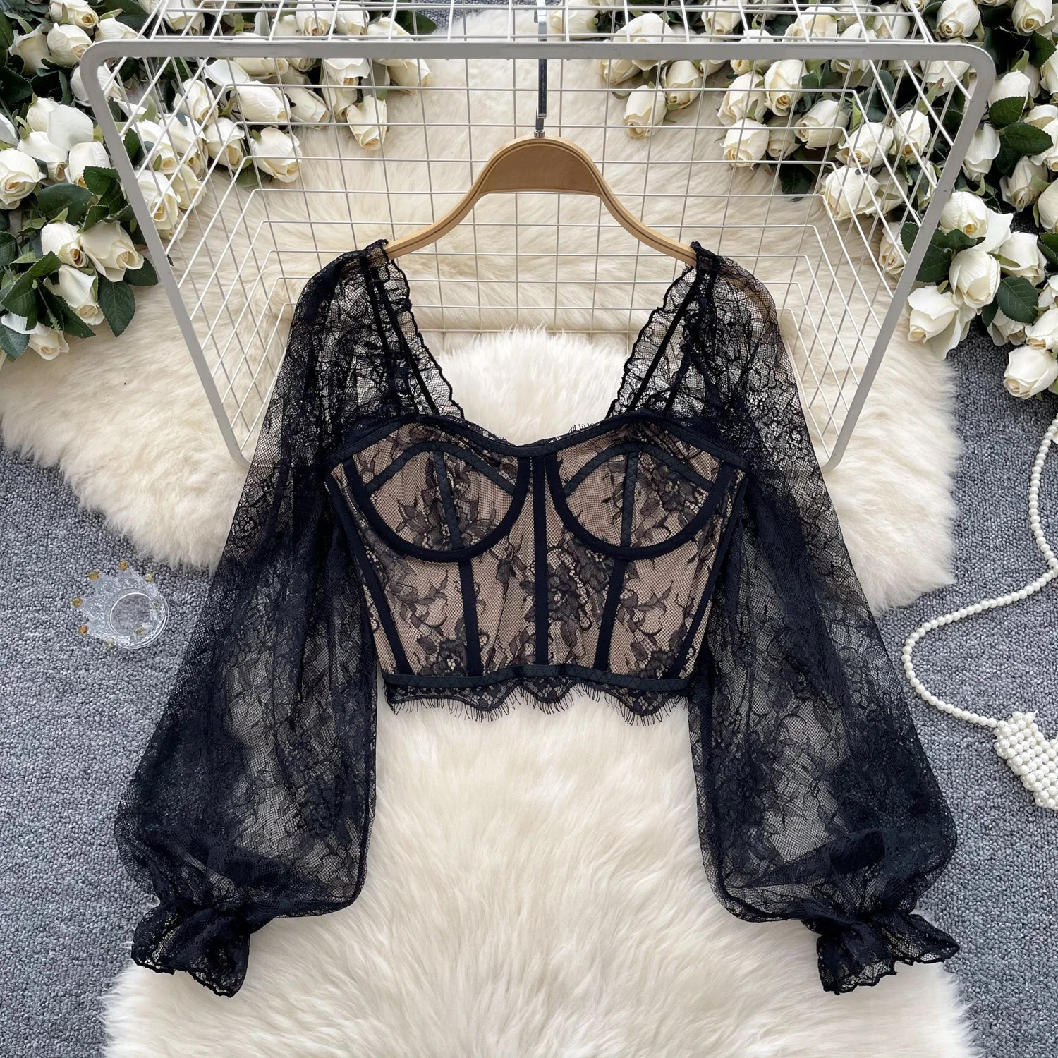 

Женская черная кружевная блузка Clothland с квадратным вырезом и расклешенными рукавами, сексуальный облегающий укороченный топ для женщин LB445