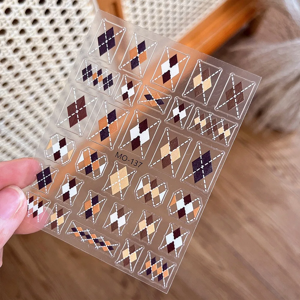 Trwałe tłoczone karmelowe naklejki toksyczne wolne i bezpieczne, naklejki do paznokci łatwe w użyciu wodoodporna i trwała aplikacja