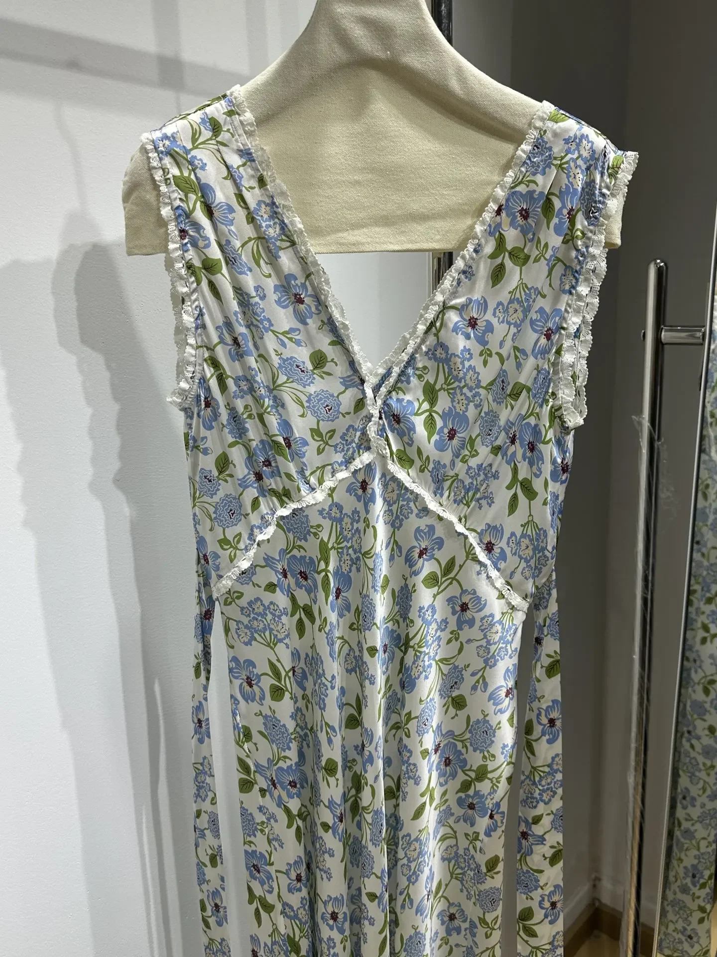 ชุดเดรส Midi แขนกุดพิมพ์ลายดอกไม้สีเขียว Ruffles Deep V 2025 ดีไซน์ใหม่