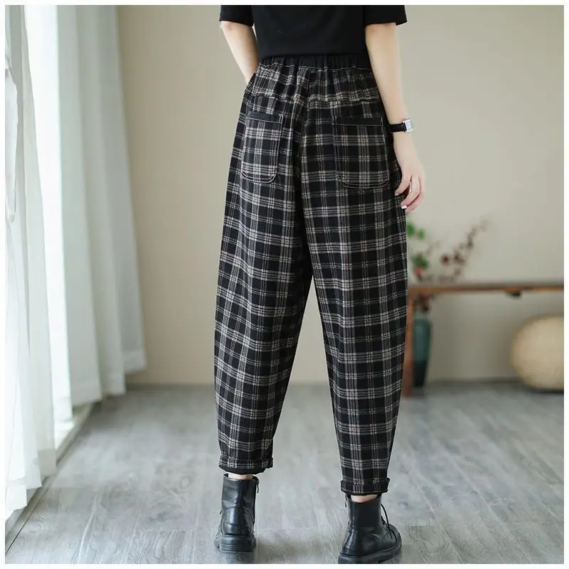 กางเกงฮาเร็มทรงหลวมพร้อมลายสก็อตและกระเป๋าขนาดใหญ่สำหรับสวมใส่ลำลองในฤดูใบไม้ผลิและฤดูใบไม้ร่วง