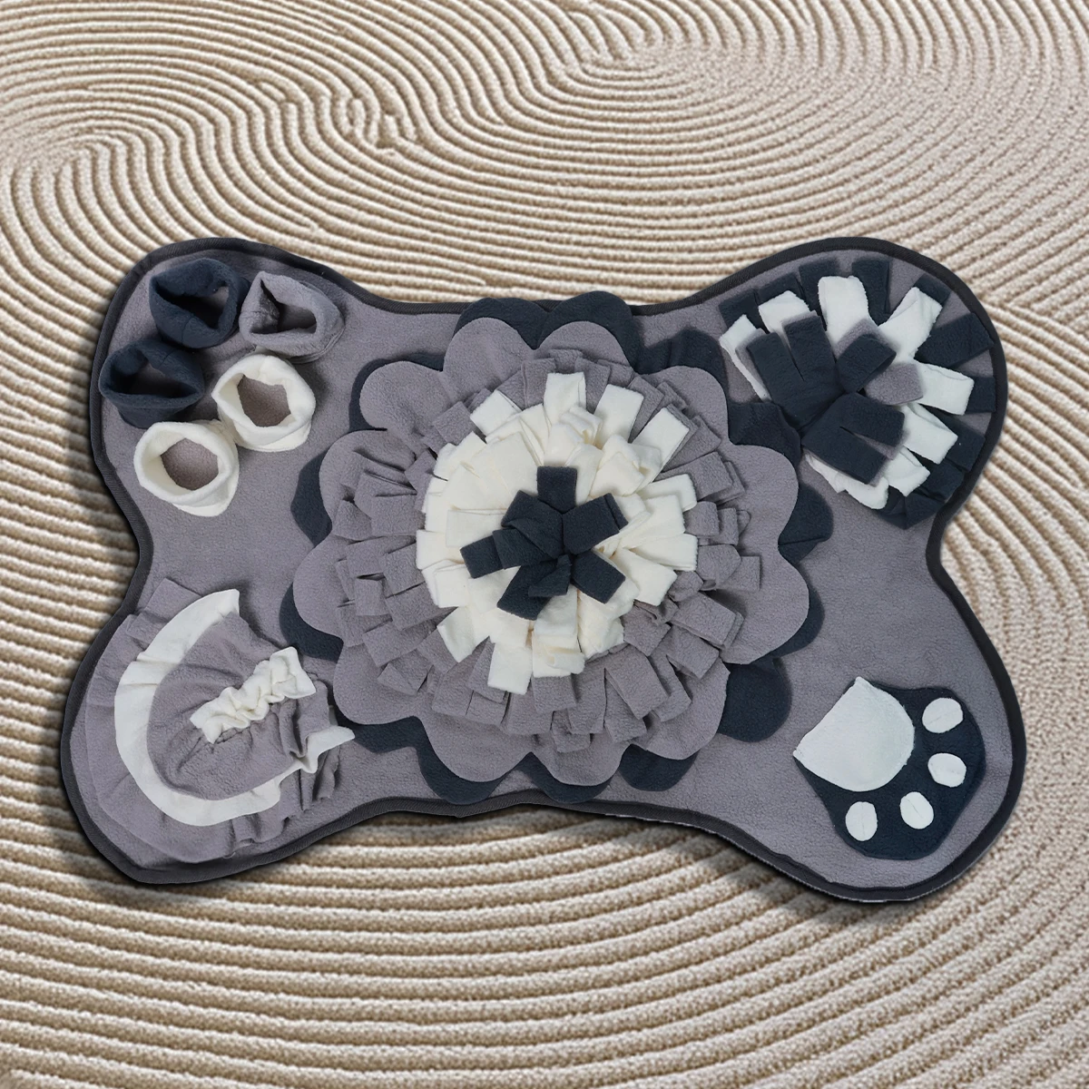 تتميز بساط نفخ الكلاب بتصميم على شكل عظمة يساعد على تدريب مهارات تعريف كلبك