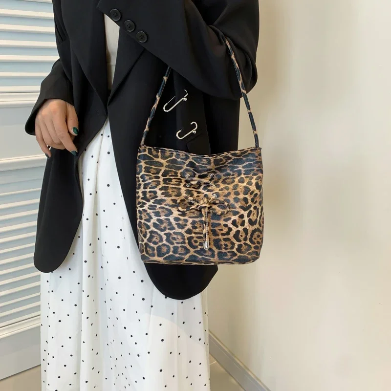 Borse a tracolla in PU con fiocco leopardato Borse di alta qualità per giovani per le donne 2024 Marchio di moda Semplicità Vendita calda Bolso Mujer