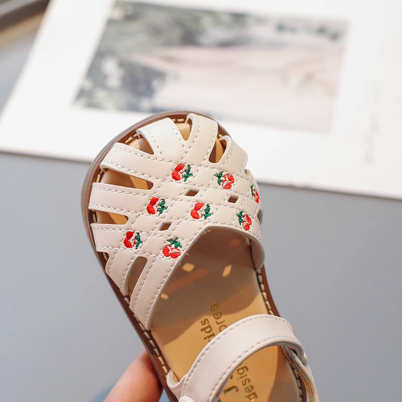 Kinder sandalen Sommer neue Blumen mädchen Prinzessin Schuhe Freizeit hohle Frauen Schatz Sommer Schuh Trend