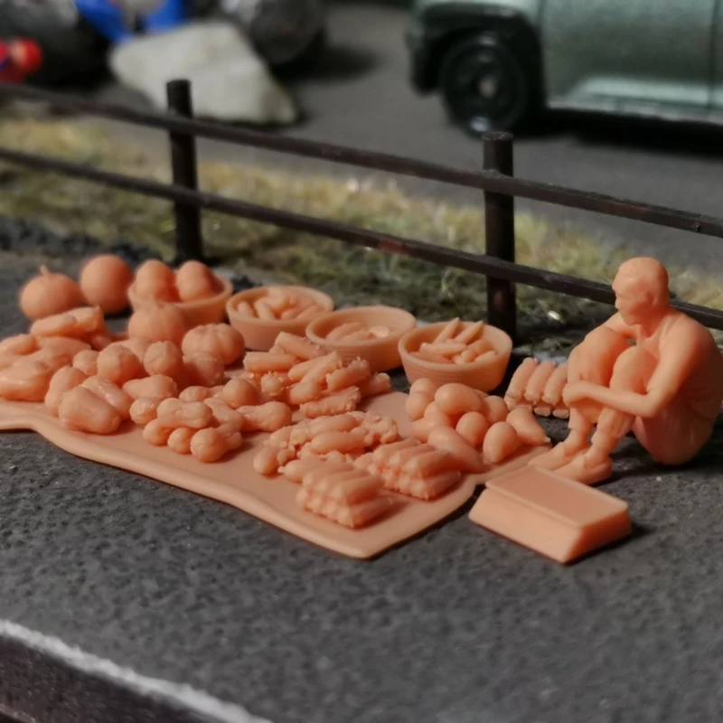 

Миниатюрная модель 1/64: Старик, продающий овощи на уличном прилавке, с маленькими фигурками.