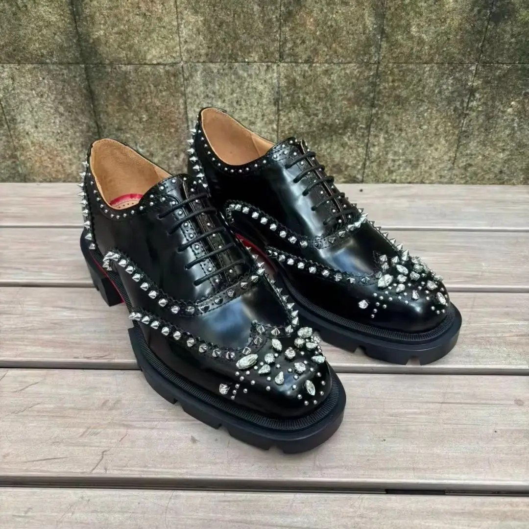 

Rhinestones Rivets Decorate Black Patent Leather Men's Loafers Round Toe Red Sole Sewing Lace-Up Single Shoes Male Exquisite New