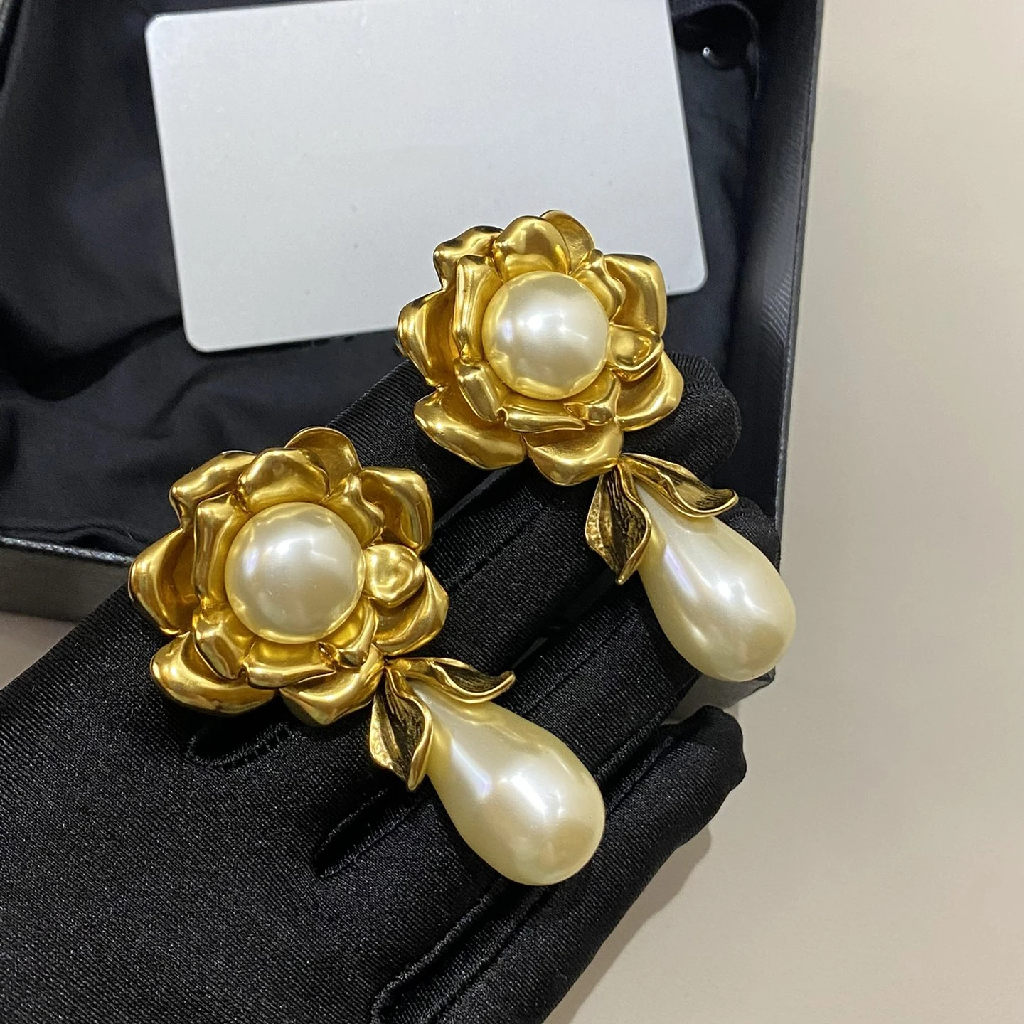 

Винтажные серьги-подвески высшего качества с жемчужным цветком, золотые серьги-подвески, зажим для ушей, женские дизайнерские роскошные ювелирные изделия, тренд