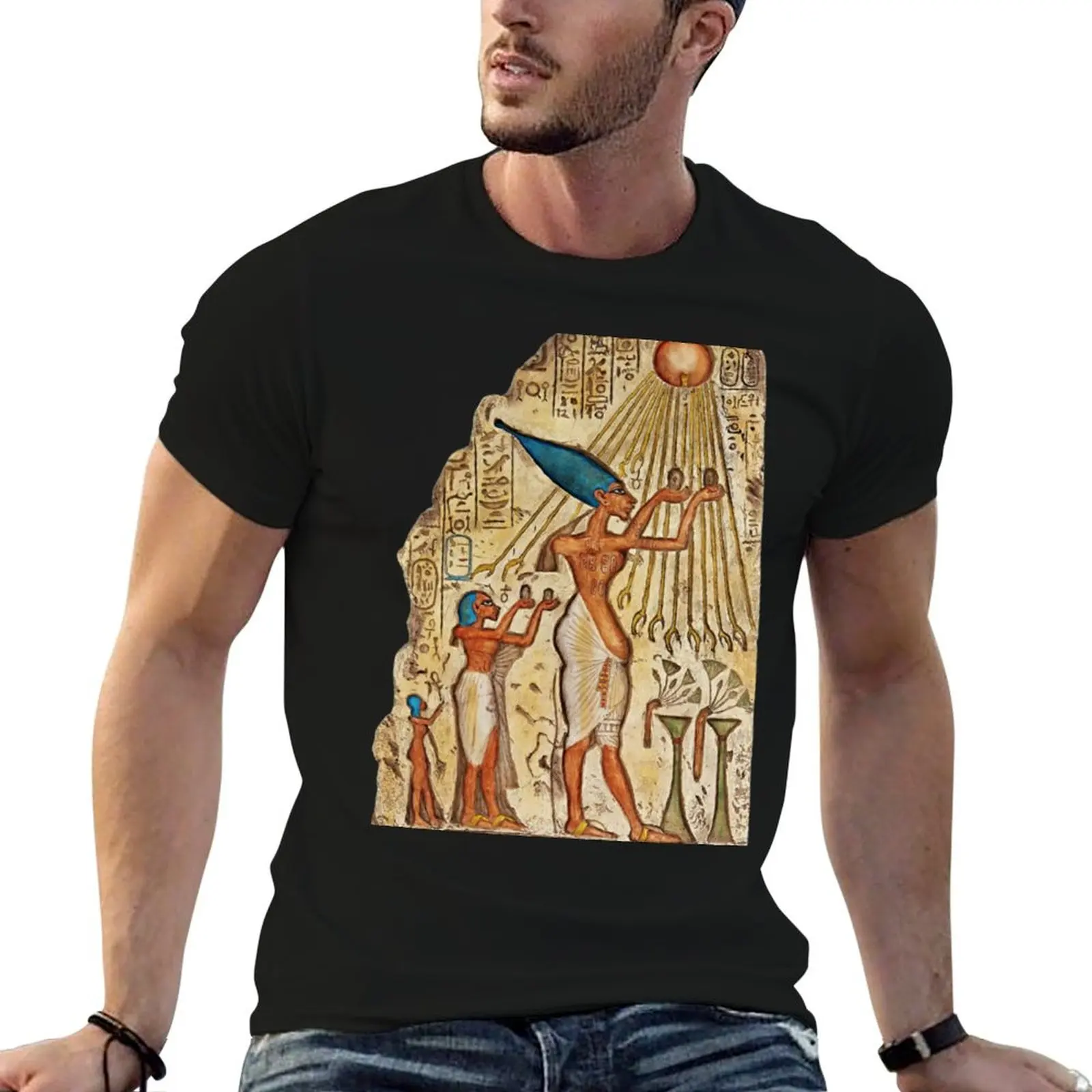 Akhenaten y su familia se están haciendo culto y realizando ofrendas a Aten, el disco del sol. Camiseta para hombre, camiseta de lujo.