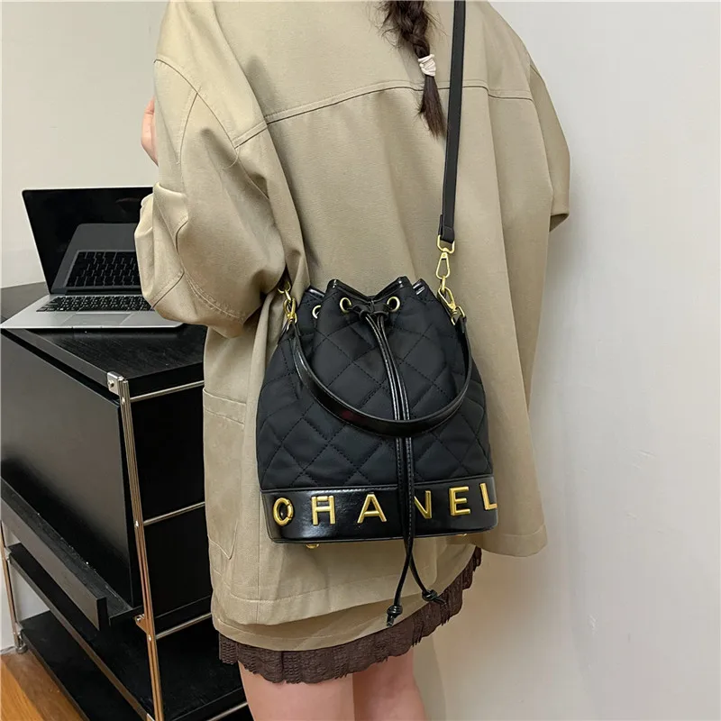 حقيبة هوبو جلد نباتية مبطنة حديثة تصميم مترهل متطور للعمل في عطلة نهاية الأسبوع حمل أنيق ومتعدد الاستخدامات #4