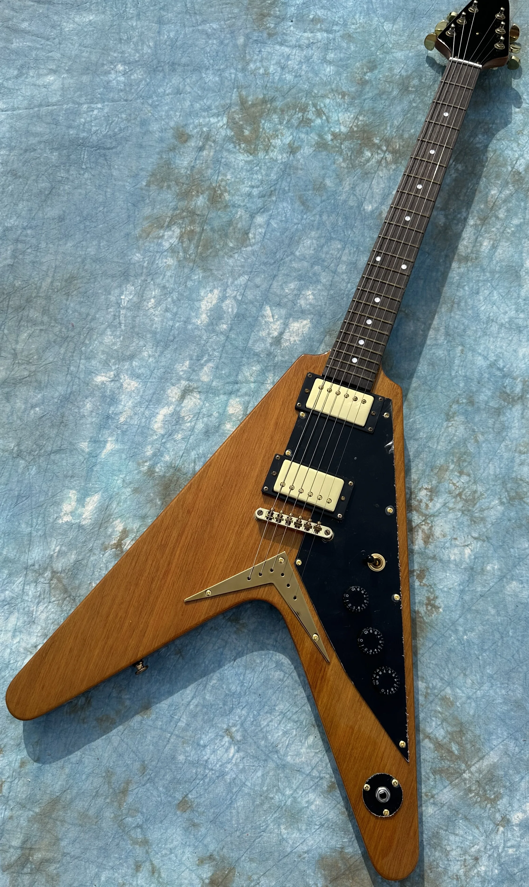 Irregular electric guitar, log color flight V, gold accessories, in stock, imported good wood, lightning package