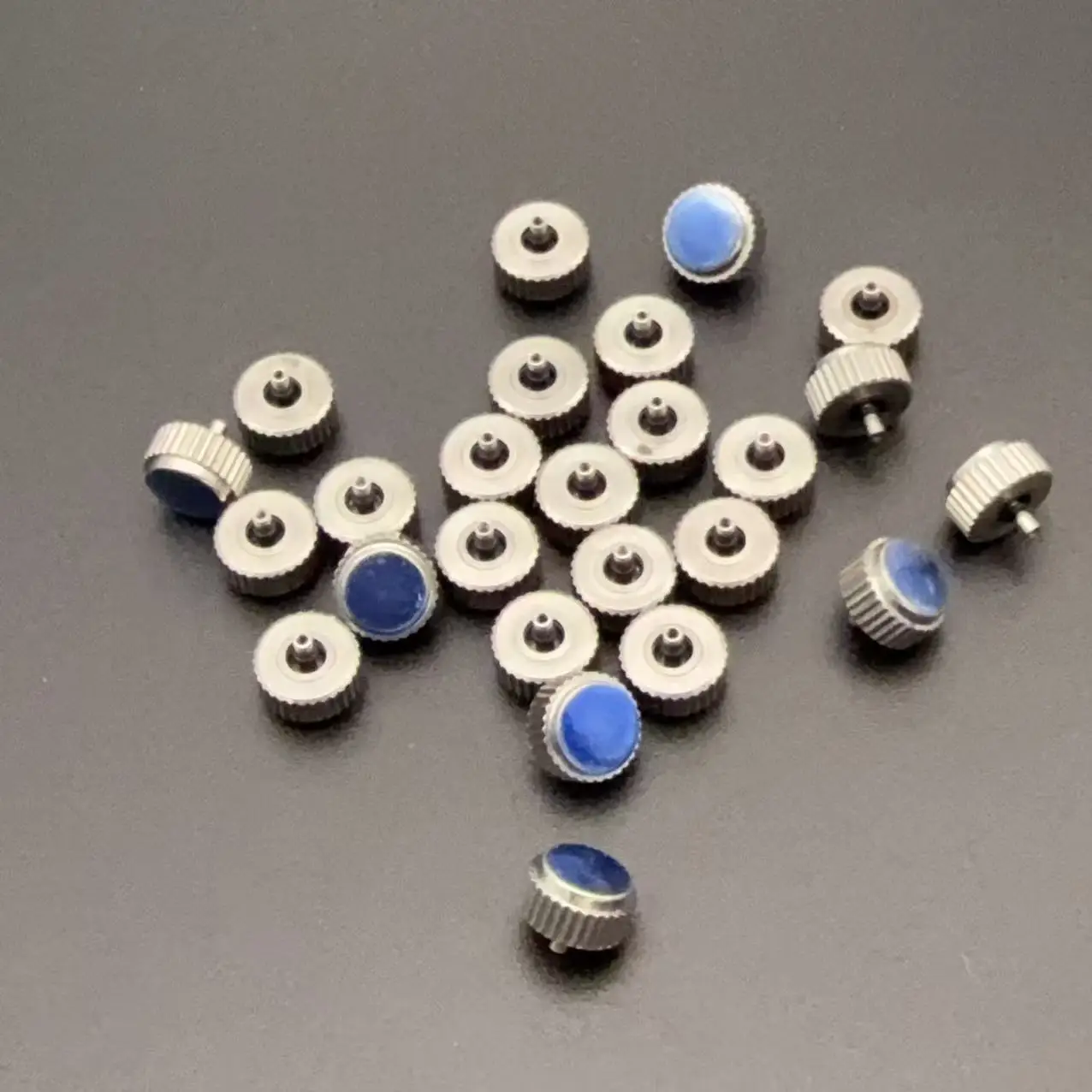 25 Stück/Set, silberfarbene Uhrenkronen aus Stahl, Kopfdurchmesser von 3,0 mm bis 8,0 mm, Lochdurchmesser 2,0 mm, mit langem und flachem Stift zur Reparatur von Uhrenkronen. – Detail 3