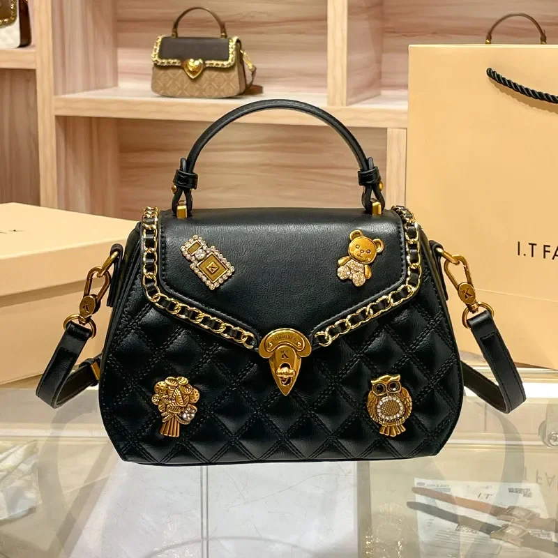 Luxury and Fashion Handbag with Vintage Metal Badge and Premium Chain Decoration 2026 Women's Newly Trendy Single Shoulder Bag