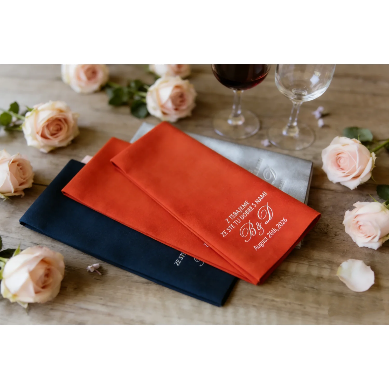 

90 шт. золотых персонализированных салфеток для ужина, мягкие, как льняные, одноразовые, для свадебного использования