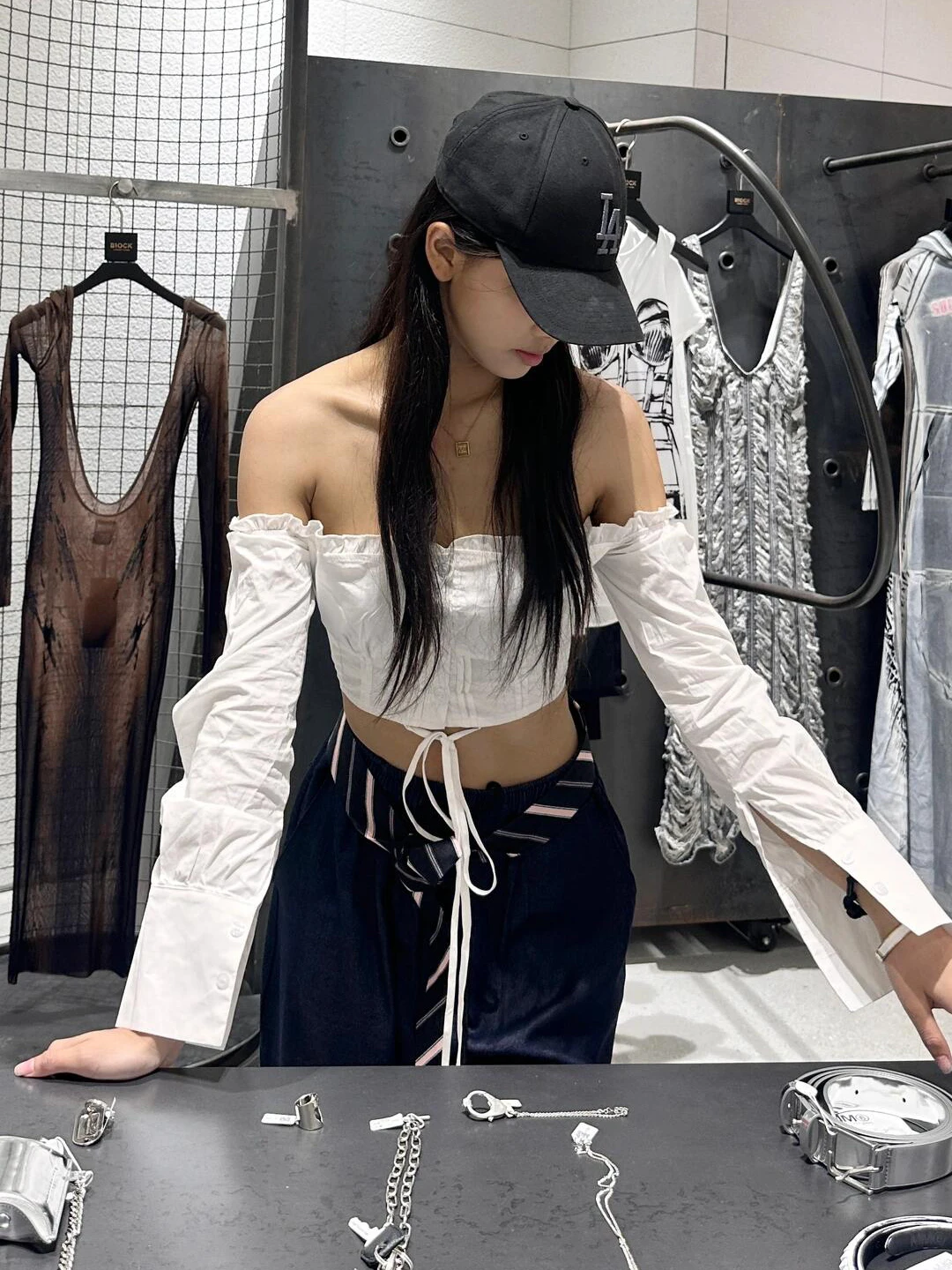 

White One-Shoulder Short Top Women's Fashion Design Sensation Show Figure Short Top Casual Style Long Sleeve Polyester Fiber