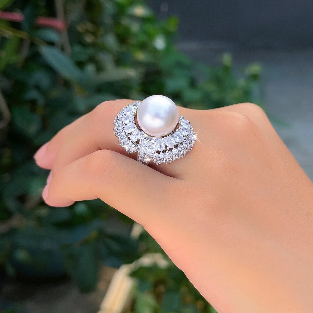 Pera Wunderschöner glänzender Zirkonia-Ring mit Imitationsperle im großen Sycee-Design, verstellbarer offener Ring für Damen, Hochzeit, Bankett, Schmuck 122 – Detail 6