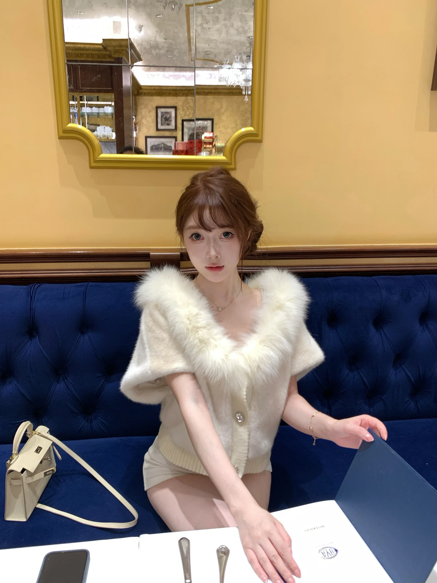 

M900 Вязаный открытый кардиган Женская верхняя одежда Осень Зима Белый меховой воротник ort Sle Faion Design Высококачественное ощущение