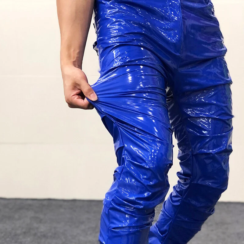 بنطال جلدي نحيف مطوي للرجال بنطال PU عاكس مرن لحفلات الكرنفال والنوادي الليلية زي أداء المغني والراقص