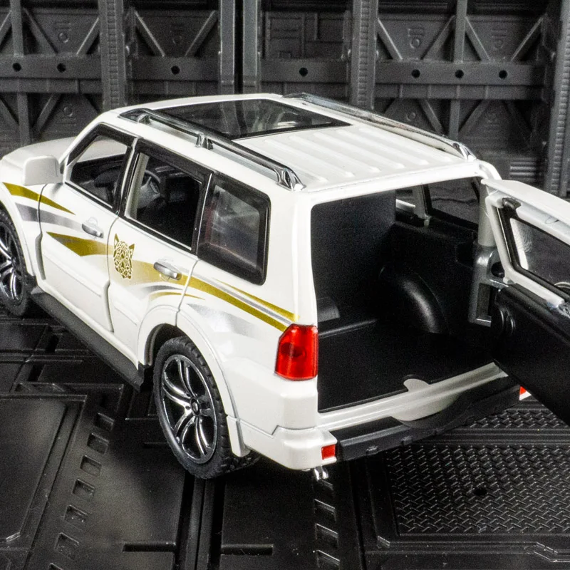 1:32 Mitsubishi Pajero Bobcat modello di veicolo fuoristrada in lega acusto-ottico tirare indietro giocattolo per ragazzo dettagli ricchi, pregevole fattura