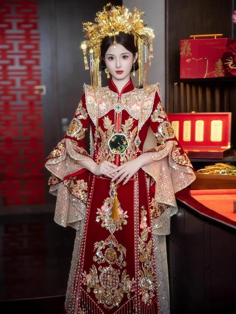 A complete set of heavy industry Chinese-style clothing featuring large-sized velvet phoenix crown and rosy veil