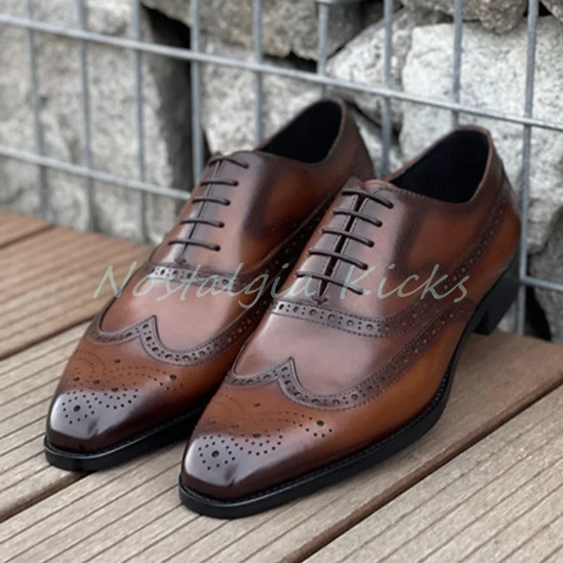 خمر براون البروغ فستان من الجلد أحذية كلاسيكية جلد البقر وضعت مثقب التفاصيل أحذية رجالي الخريف عادية الدانتيل يصل ديربي الأحذية