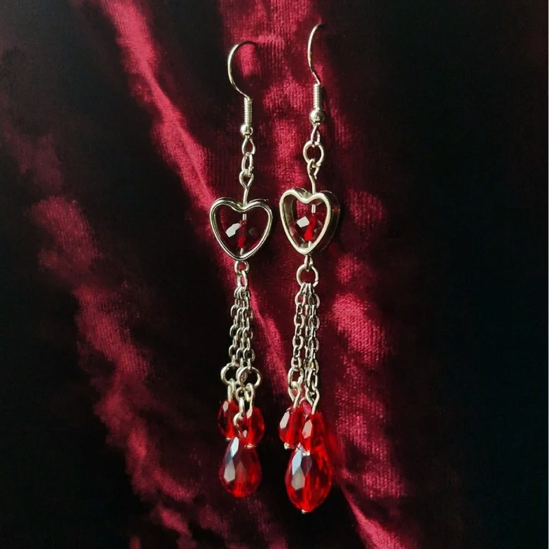Gothic-Style Swinging And Bleeding HeartShaped Earrings With Unique Style. Women's Earrings Suitable As Party Gifts.