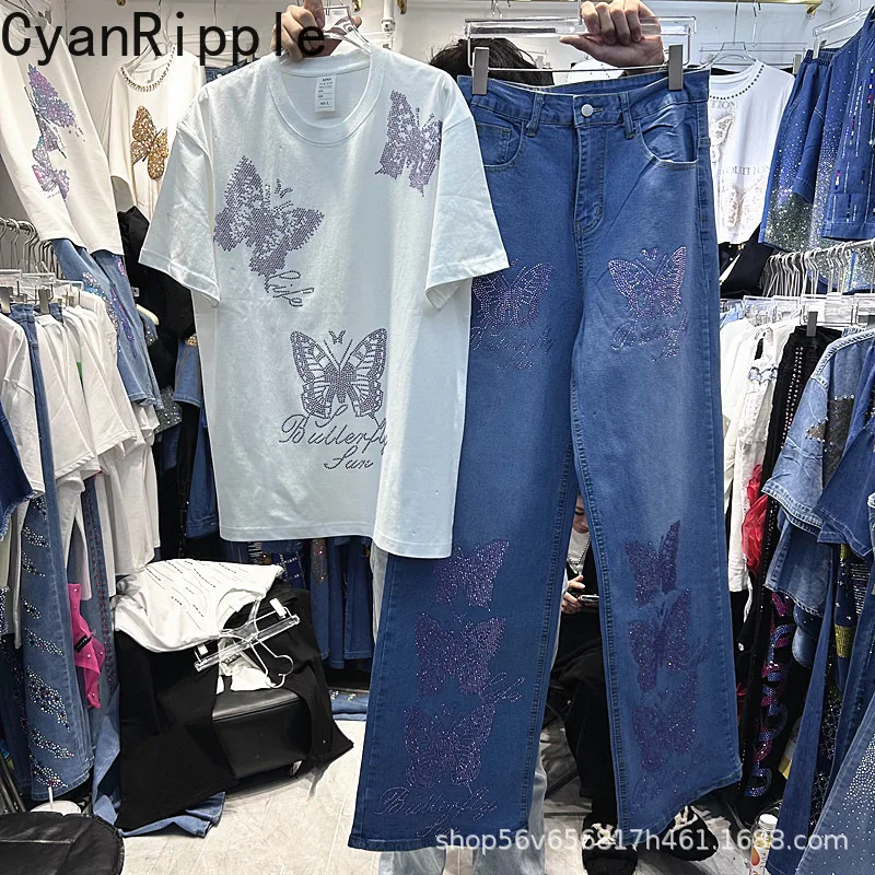 

Модный весенне-летний женский комплект: футболка с коротким рукавом и свободным кроем, украшенная стразами в виде бабочек + синие джинсы с высокой талией для повседневной носки
