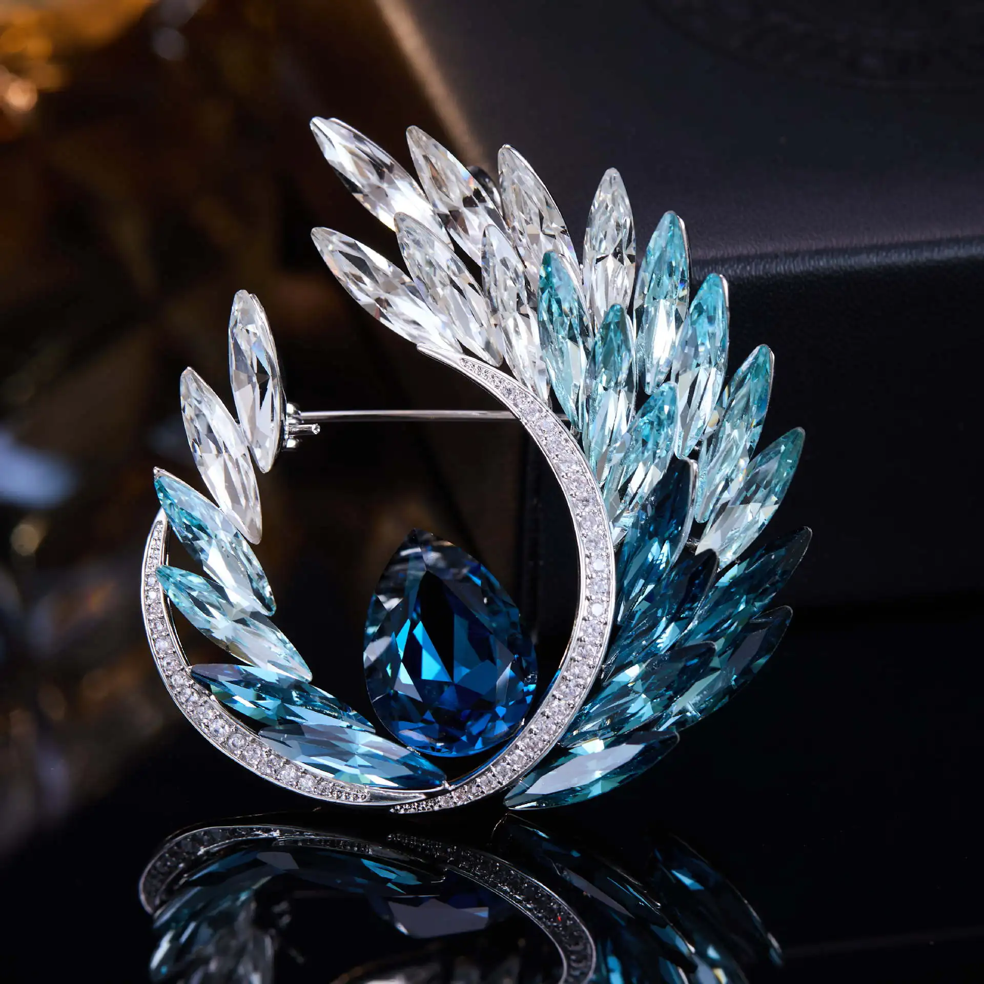 Women Luxury Gradient Zircon Wing Feather Brooch Shiny Crystal Lapel Pin Corsage Brooch For Wedding Party Fashion Jewelry Gift