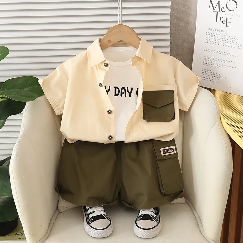 

Комплект детской одежды для малышей: Новинка лета 2026 – контрастная рубашка с карманами + футболка с буквенным принтом + шорты карго. Набор для мальчиков.