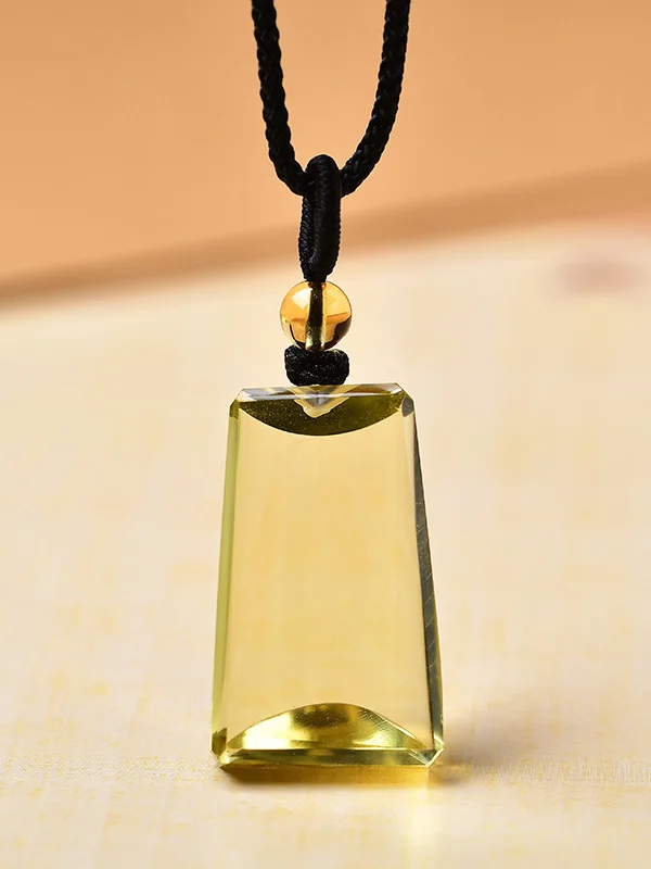 ciondolo-in-cristallo-giallo-portachiavi-con-incisione-cristallo-originale-da-miniera-ciondolo-se-peace-gioielli-e-accessori-di-moda