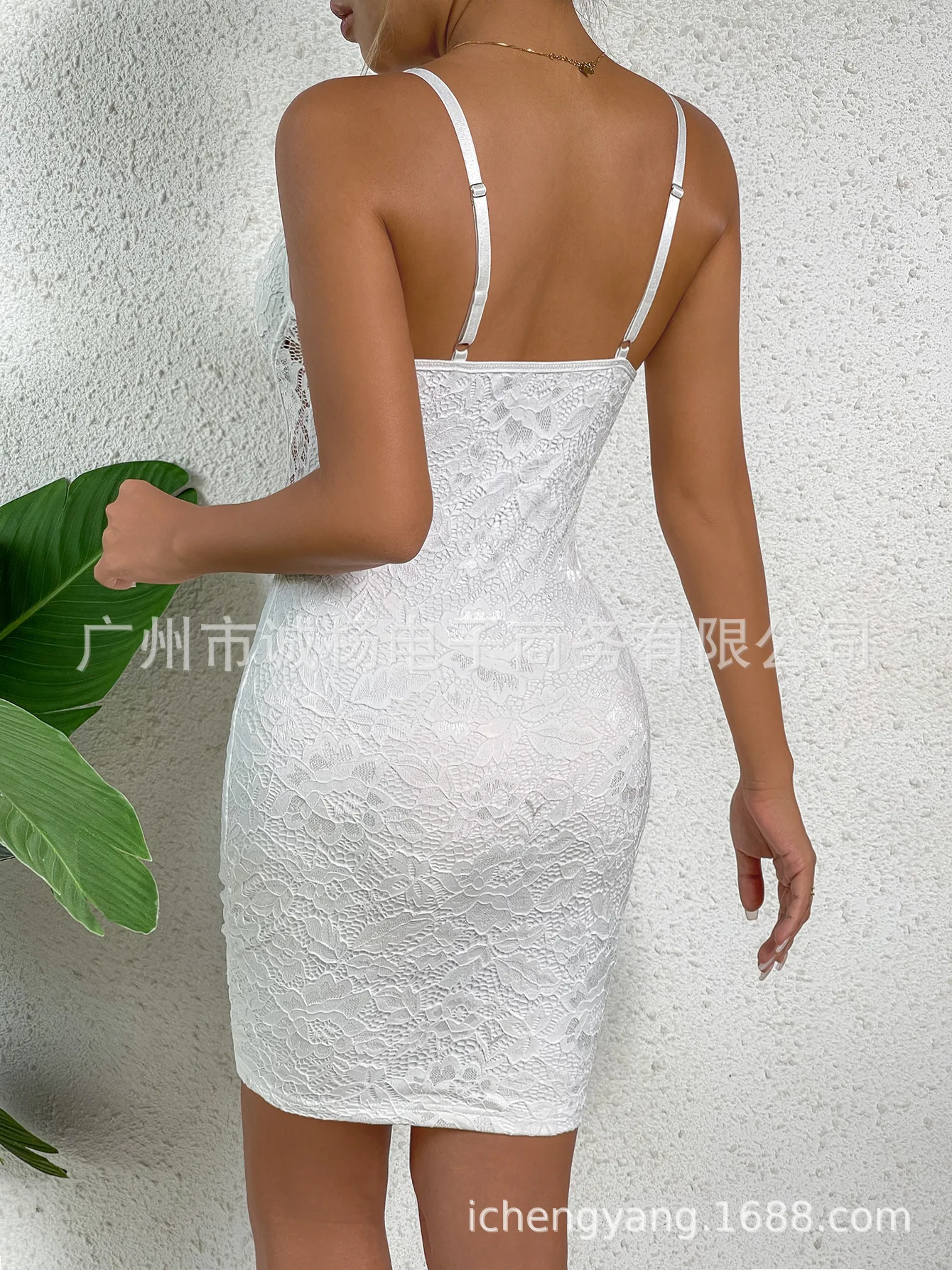 2025 فستان نسائي أنيق موضة جميلة المرأة العميق الخامس الرقبة المنخفضة قطع فتاة الساخنة حزمة الورك فستان جوفاء الدانتيل الربط فساتين