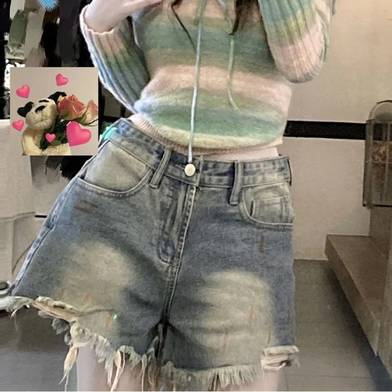 

Hot Girl with Breasted Edges Are Old and Spicy High Waist Slim Fit Graffiti A-line Denim Shorts