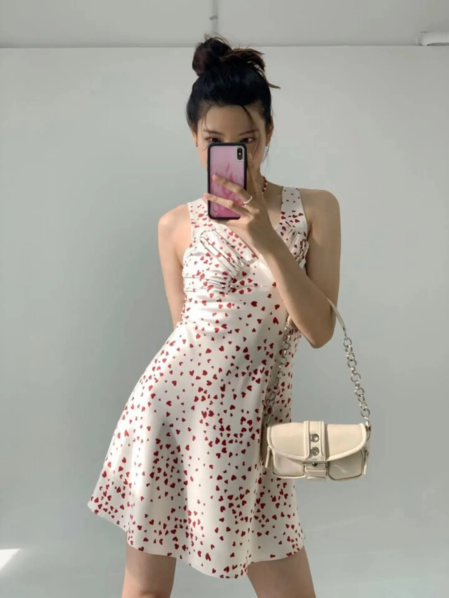 

Нежное простое платье А-силуэта с завышенной талией, без бретелек, с принтом в виде сердец, для городских поездок, модное женское платье