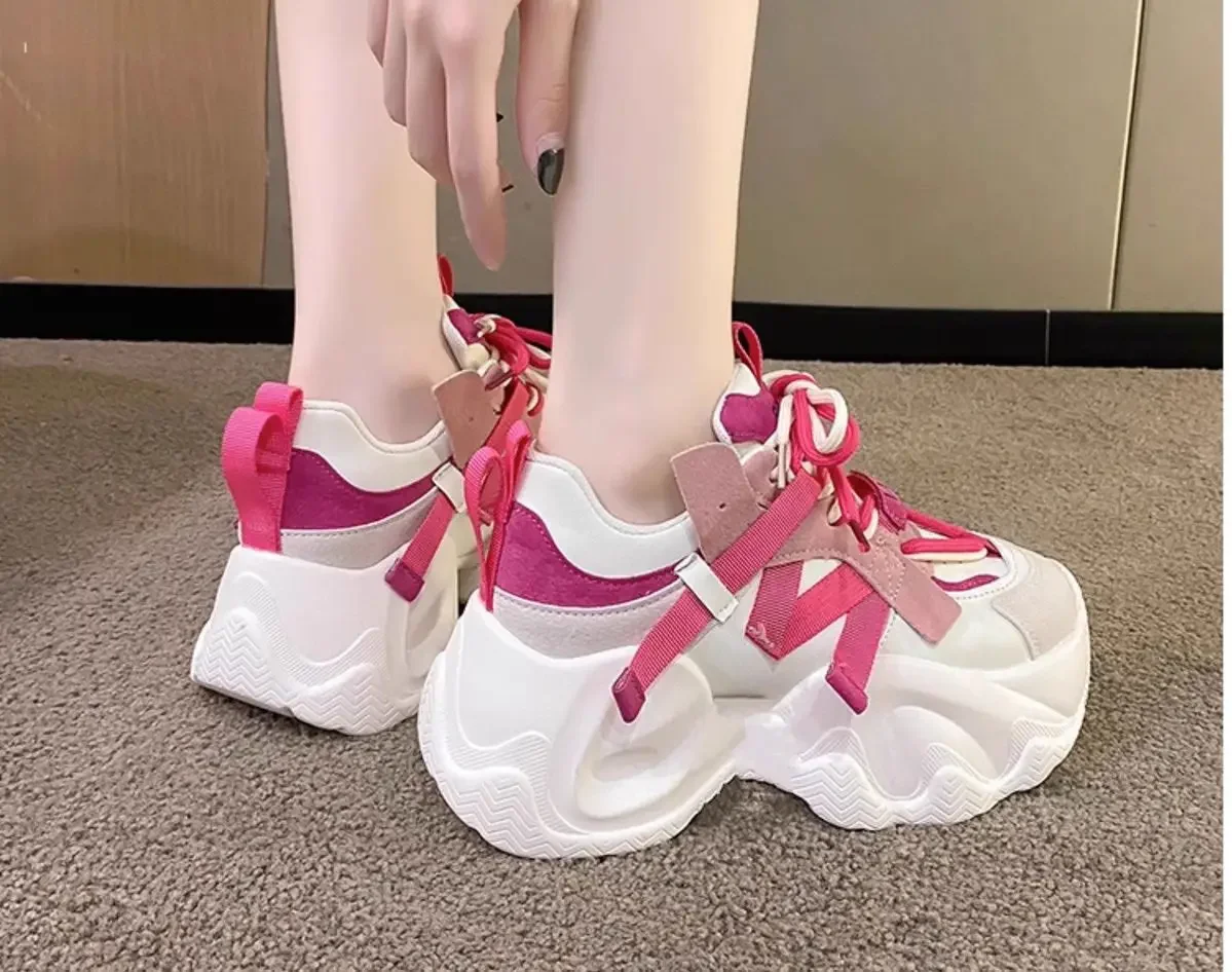 2024 scarpe da donna versatili con suola spessa di alta qualità che aumentano l'altezza per scarpe da ginnastica casual per studenti in stile campus