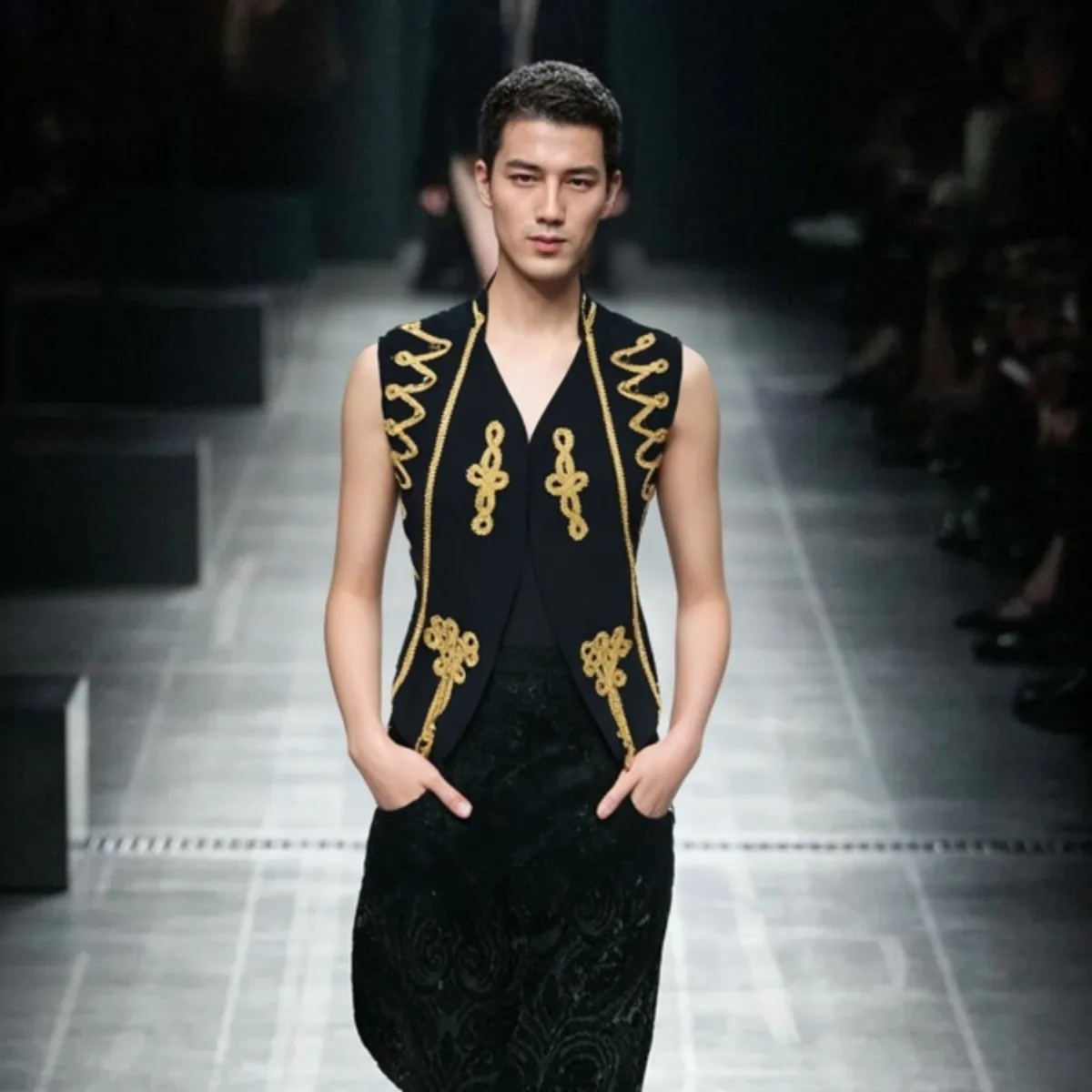 

Men's Vintage Waistcoat Palace Costume Stage Vest Black White British Style Rock Singer Concert Performance Cosplay Court Vest