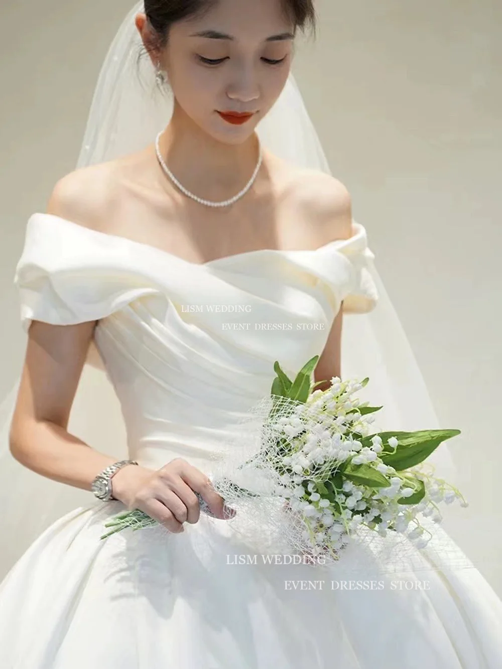 LISM Princess Off Shoulder Wedding Dress Korea Photoshoot Pleats Soft Satin Bridal Gown With Veil Court Train Big Bow 신부 예복