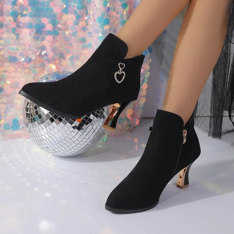 Übergrößen Damen Stiefeletten aus Wildleder mit spitzer Zehenpartie, Strass, hohem Absatz, seitlichem Reißverschluss, Herbst-Winter Damen Party Kurzstiefeletten – Detail 7
