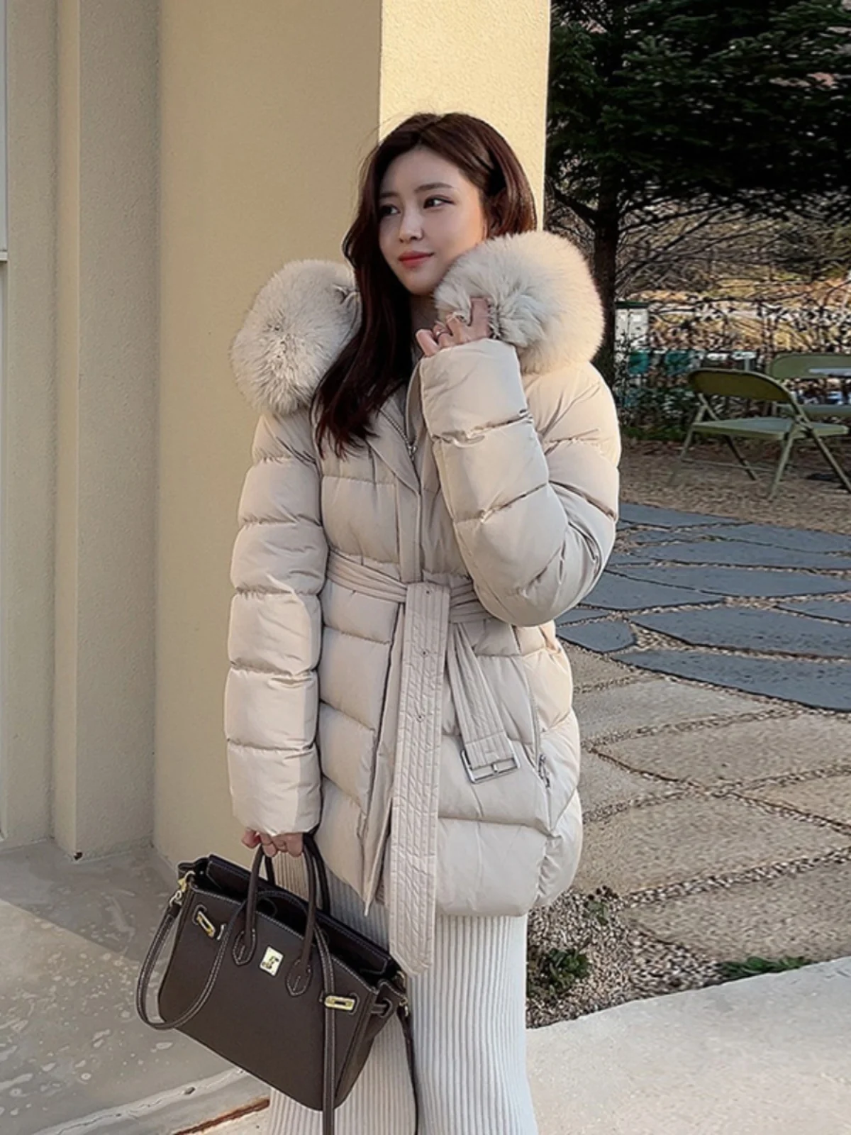 Jaet de plumón de longitud media para mujer coreana Sle con cinturón y cuello de piel grande prendas de vestir exteriores de invierno Faion plumón blanco